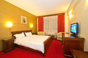 Un pat sau paturi într-o cameră la Hotel Bavaria