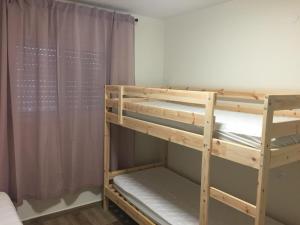 מיטה או מיטות קומותיים בחדר ב-בית בגולן