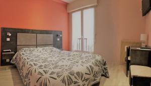 Postel nebo postele na pokoji v ubytování Hôtel des Voyageurs