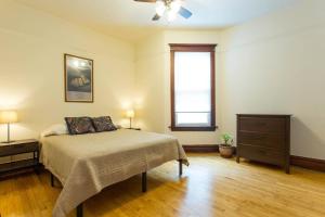 Ένα ή περισσότερα κρεβάτια σε δωμάτιο στο Wrigley Oasis! Steps from the Field! - 3BD 1BA