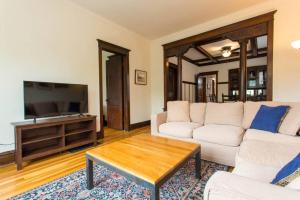 Μια τηλεόραση ή/και κέντρο ψυχαγωγίας στο Wrigley Oasis! Steps from the Field! - 3BD 1BA