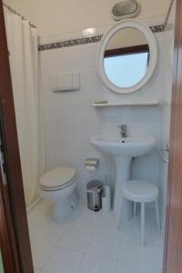 y baño con lavabo, aseo y espejo. en Damarco Alloggio Turistico Locanda en Schio