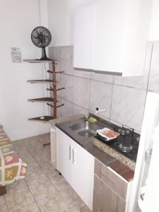A kitchen or kitchenette at Residencial Casarão da Ferrugem
