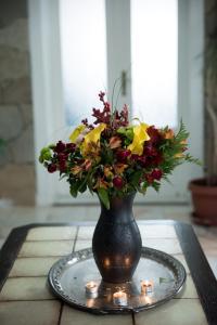 アルバ・ユリアにあるStep Innのテーブルの上に花の入った黒い花瓶