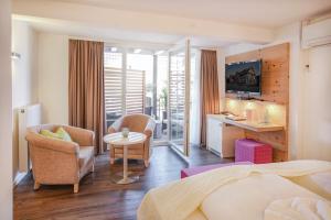 TV a/nebo společenská místnost v ubytování Hotel Restaurant Der Engel, Sasbachwalden