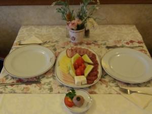 un tavolo con due piatti di cibo sopra di Pensiunea Dapa a Predeal