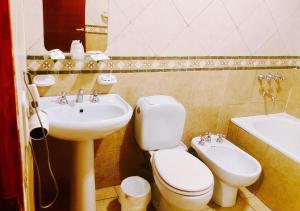 A bathroom at Shauard Apart Hotel