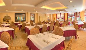 A restaurant or other place to eat at Hotel Marconi