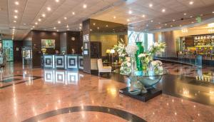 una hall di un hotel con fiori sul pavimento di Delfines Hotel & Convention Center a Lima