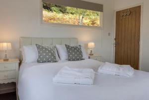 Tempat tidur dalam kamar di Loch Broom Cabins Seaviews& Petfriendly