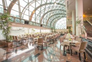 Restaurace v ubytování Delfines Hotel & Convention Center