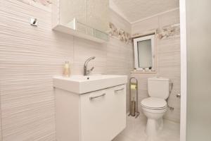 Kúpeľňa v ubytovaní Apartments Mladen + 37 fotografií
