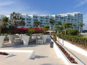 Un complejo con mesas y sillas y un edificio. en ARIA OCEAN ACQUA NUEVO VALLARTA, en Nuevo Vallarta 