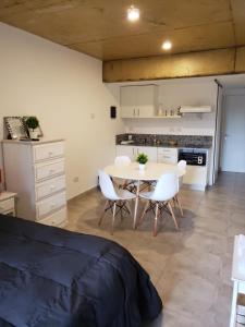 a kitchen and dining room with a table and chairs at Mi Descanso in Belén de Escobar