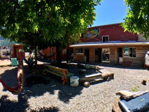 A garden outside Gecko Hostel