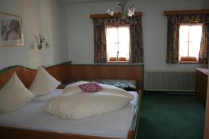 Postel nebo postele na pokoji v ubytování Hotel Gasthof Schweizerhaus
