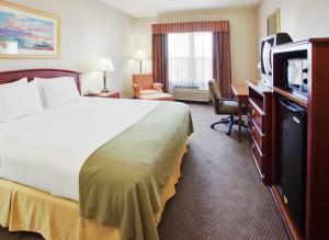 A bed or beds in a room at Holiday Inn Express- West Sacramento, an IHG Hotel