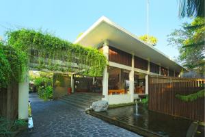 une maison avec un chemin menant à celle-ci dans l'établissement Le Jardin Villas Seminyak, à Seminyak