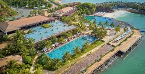 Бассейн в Amiana Resort Nha Trang или поблизости