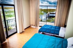 a bedroom with a bed and a view of a balcony at Yacht Lago Titicaca in Ichu
