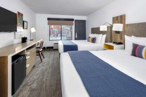 um quarto de hotel com duas camas e uma secretária em Hotel Becket em South Lake Tahoe
