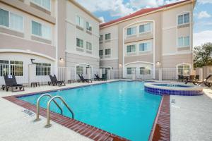 Bazén v ubytování Comfort Inn & Suites Cedar Hill Duncanville nebo v jeho okolí