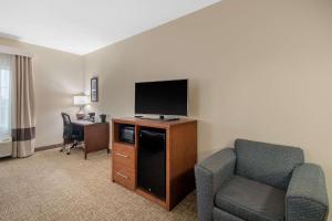 TV a/nebo společenská místnost v ubytování Comfort Inn & Suites Cedar Hill Duncanville