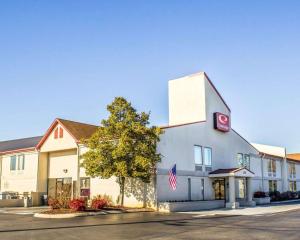 a hotel with an american flag in front of it at Econo Lodge Burlington I-40 in Burlington