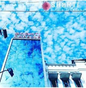 un edificio con un cartello in cima di Hotel Shakti Capsule a Bandung