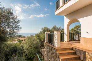 Ein Haus mit einer Terrasse mit Meerblick in der Unterkunft Villa Sol y Mar in Son Bou