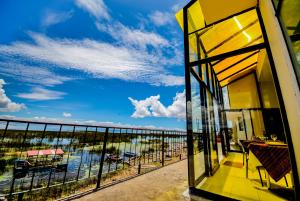 un balcón de un edificio con vistas a la playa en Yacht Lago Titicaca, en Ichu