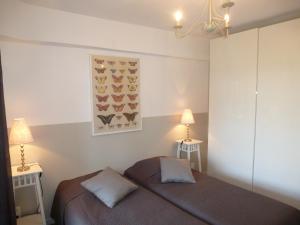 a bedroom with two beds and two lamps at I Mucchi in Galeria