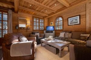 a living room with couches and a tv in a cabin at Chalets d'Henri 63 - Happy Rentals in Chamonix