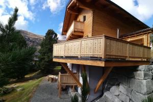a deck on the side of a house at Heidi Chalets Falkert Heidialm - Chalet Almsommer in Patergassen