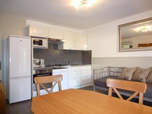 een keuken en woonkamer met een bank en een tafel bij I Mucchi in Galeria +25 foto's