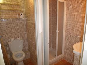 ガレリアにあるI Mucchiのバスルーム(トイレ、洗面台付)