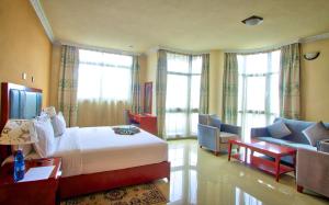 亚的斯亚贝巴Hera Addis Hotel的配有床和沙发的酒店房间 更多29张照片