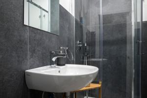 un baño con lavabo y ducha en Sant'Alfonso Bed and Breakfast Napoli, en Nápoles 52 fotos más