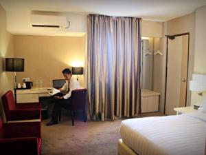TV a/nebo společenská místnost v ubytování Biz Hotel Batam + 37 fotografií