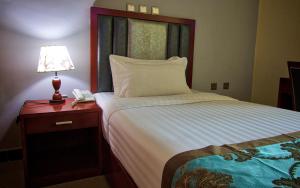 Hera Addis Hotel客房内的一张或多张床位