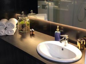 ビャウィストクにあるD&M Apart Suraska 4のバスルーム(洗面台、鏡、タオル付)