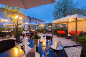 an outdoor dining area with tables and chairs at Parkhotel Bielefeld in Bielefeld