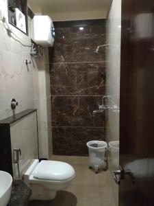 uma casa de banho com um WC, um lavatório e um chuveiro em Hotel Rahil Palace em Varanasi