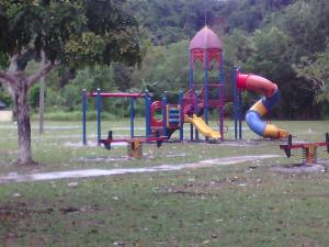 un parc avec une aire de jeux avec un toboggan dans l'établissement GERIK BANDING HOMESTAY, à Gerik