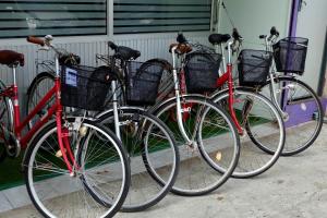 un grupo de bicicletas estacionadas una al lado de la otra en JD hostel en Phra Nakhon Si Ayutthaya