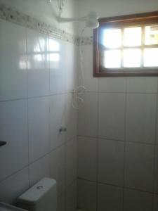 łazienka z toaletą i oknem w obiekcie Costa Brasil w mieście Coroa Vermelha