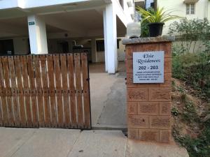 una señal frente a una casa con una puerta en Stay@ en Bangalore