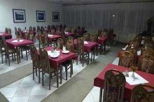 Restoran atau tempat lain untuk makan di Horská chata Primula - 1000 m nad morom