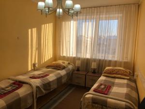 ユジノ・サハリンスクにあるКомфорт гостевой домの窓付きの部屋 ベッド2台