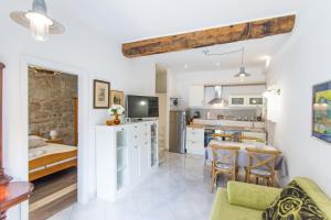 a kitchen and living room with a table and chairs at Apartment Mileta Sali in Sali